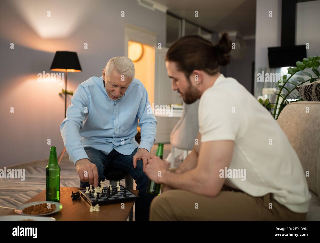 Nonno che gioca a scacchi con il nipote Foto Stock