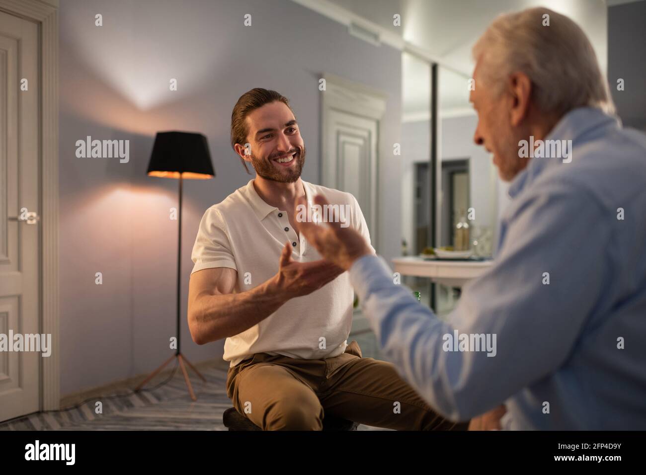 Felice nipote che chiacchiera con nonno Foto Stock