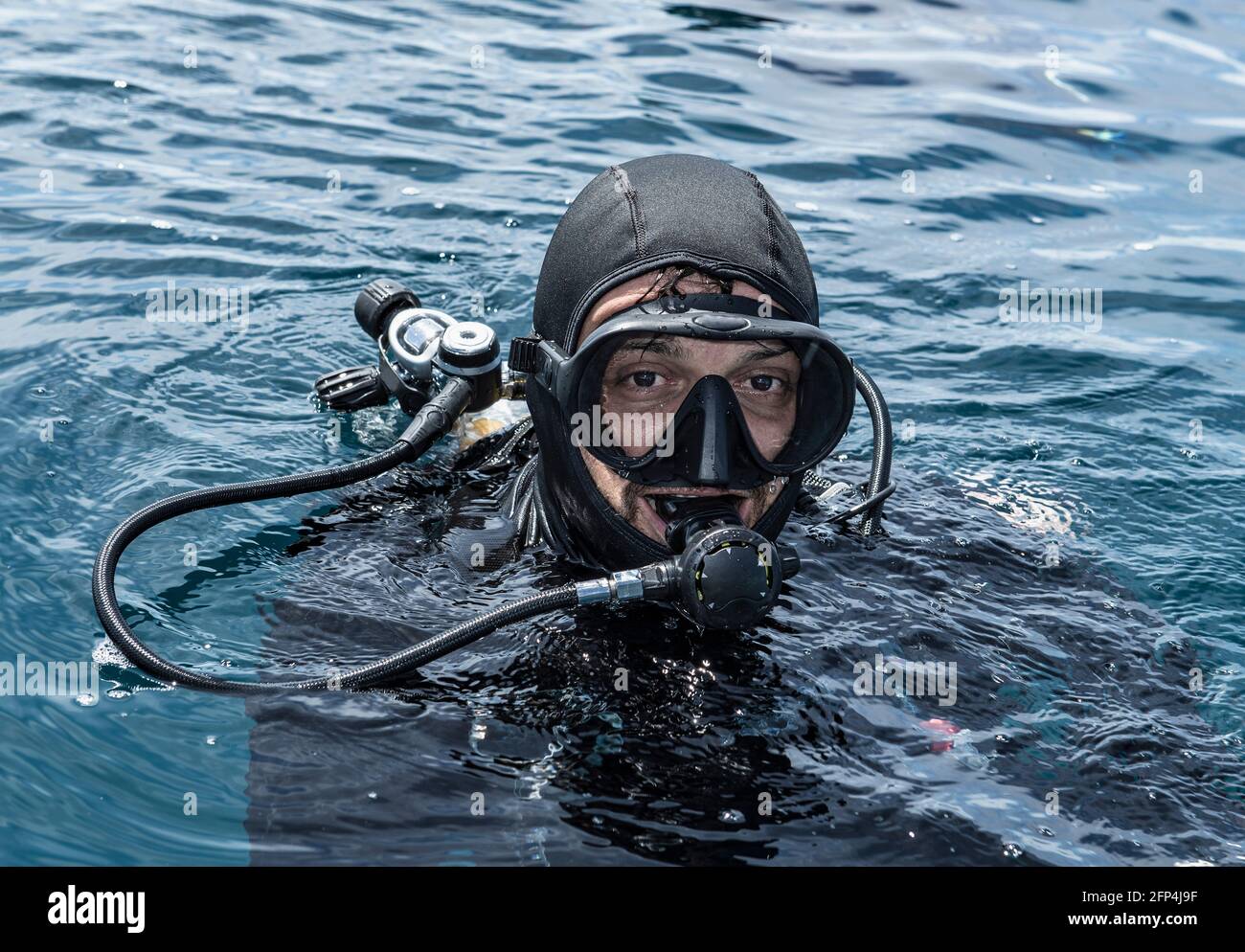 Tuffatore che emerge dall'oceano in Raja Ampat Foto Stock