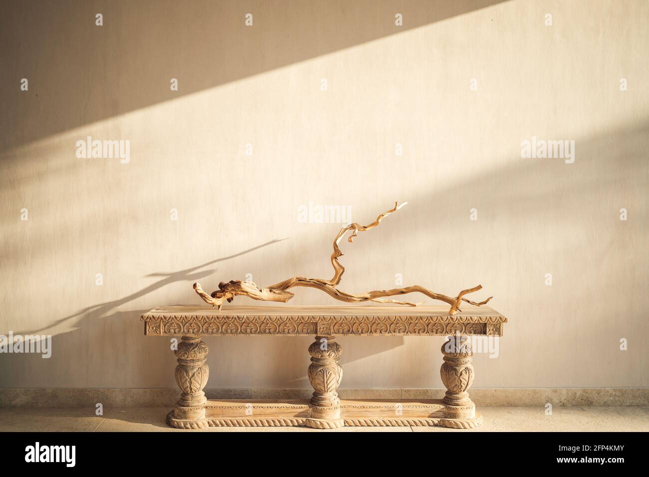 Rustico ramo di albero su vecchio tavolo di legno su cemento grigio sfondo Foto Stock