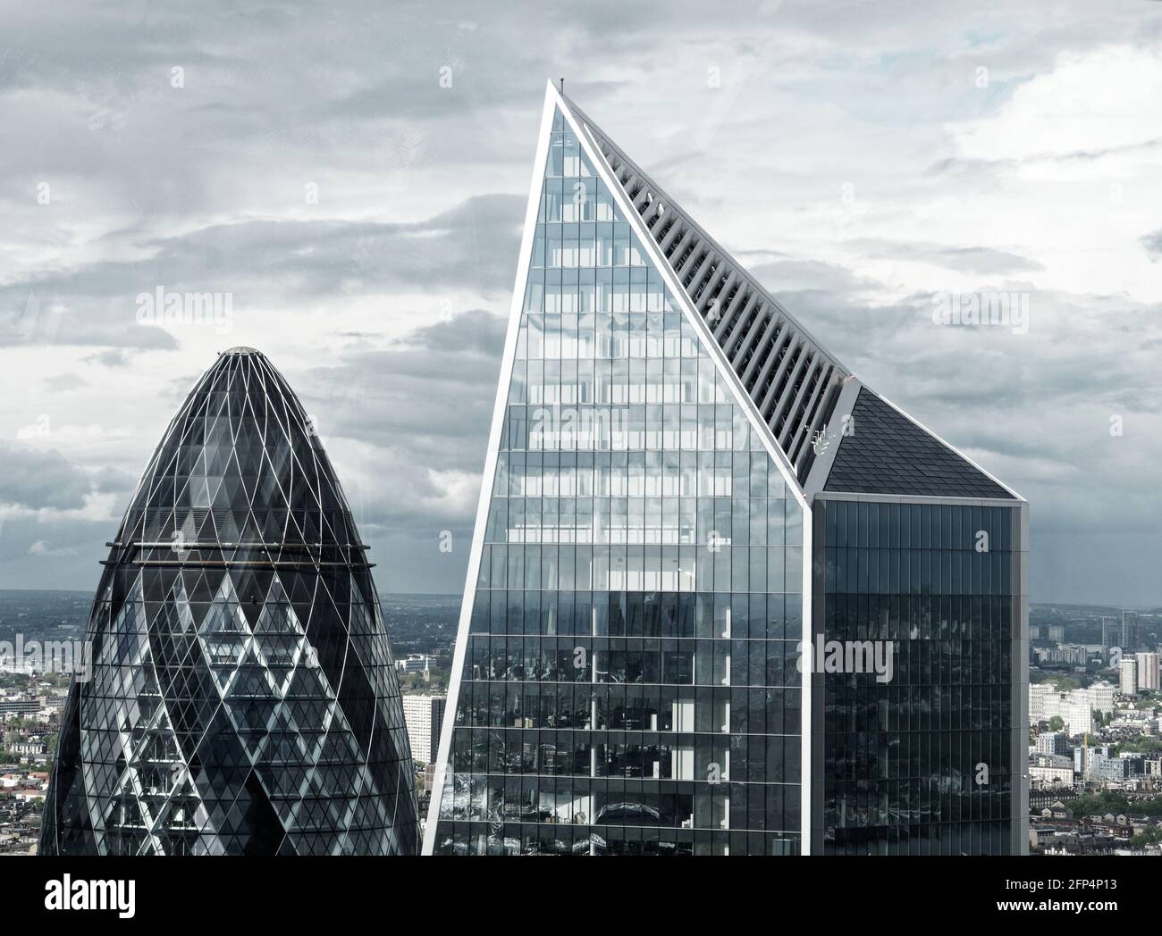 Londra, Grande Londra, Inghilterra - Maggio 18 2021: Vista elevata del Gherkin accanto ad un altro grattacielo. Desaturato. Foto Stock