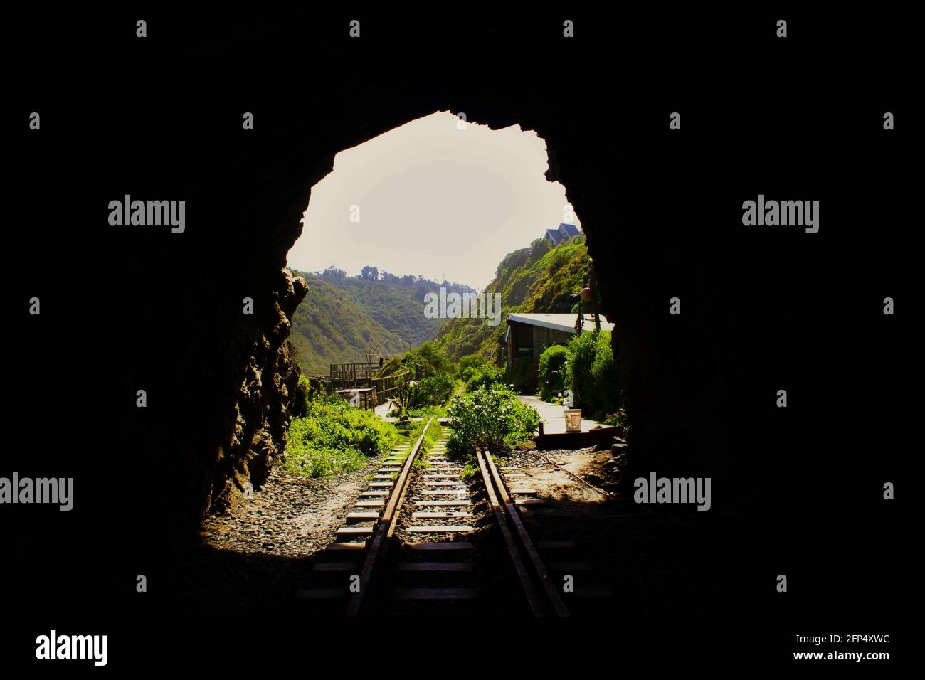 Guardando attraverso un tunnel ferroviario in montagna Foto Stock