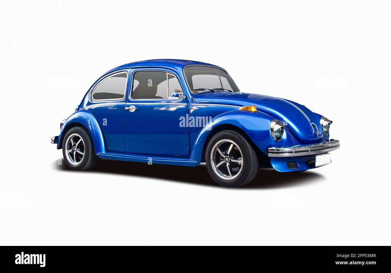 Blu classico VW Beatle isolato su sfondo bianco Foto Stock