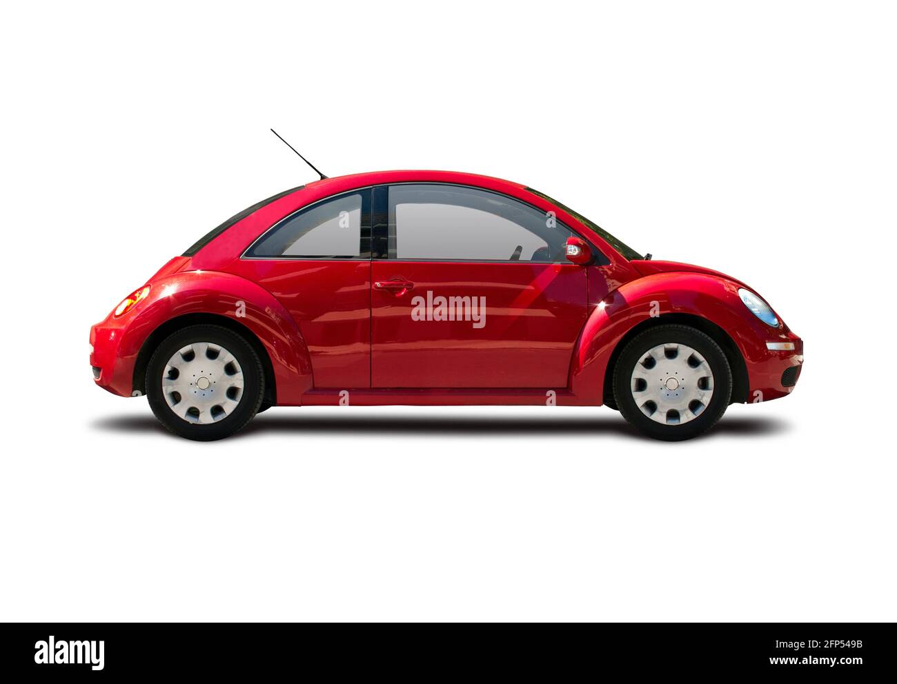 Vista laterale Red VW Beatle isolata su sfondo bianco Foto Stock