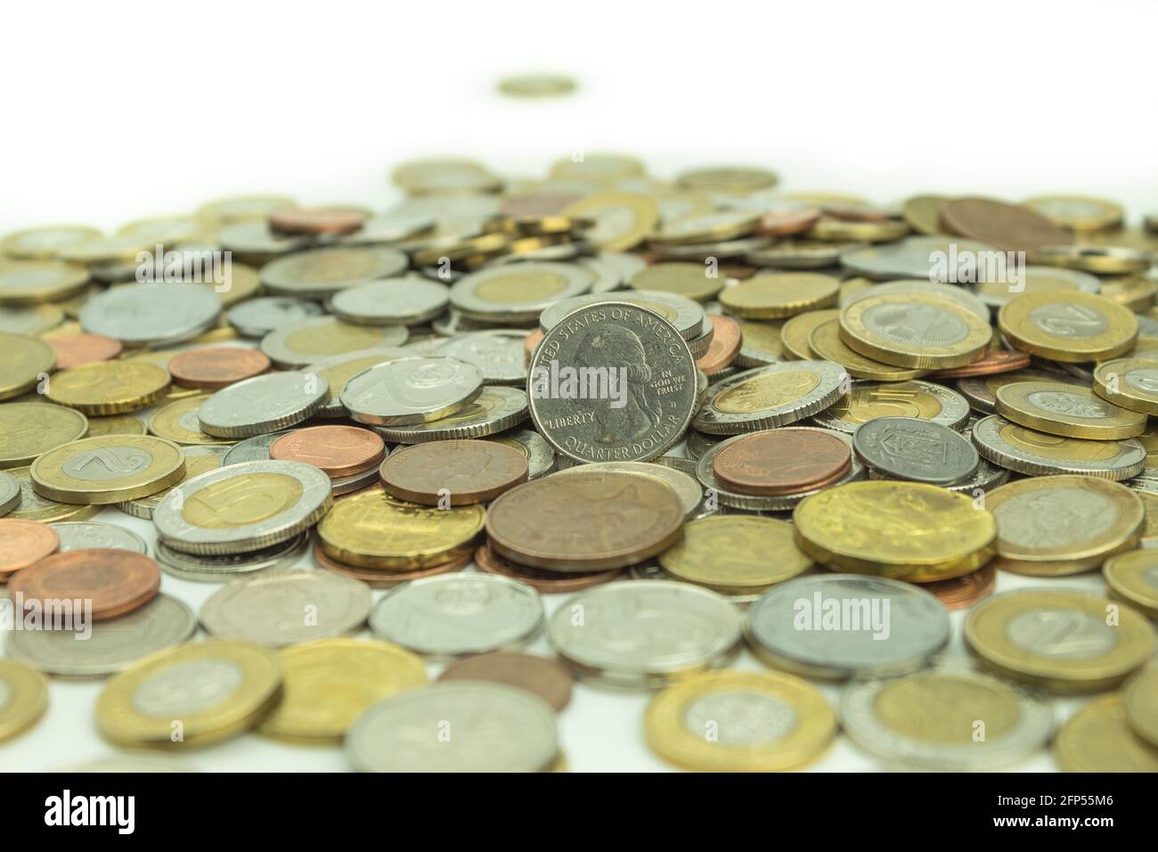 Primo piano monete da centesimi di euro. Monete di paesi diversi e denominazioni diverse su una bella superficie marmorea. Raccolta di monete e Nuni Foto Stock