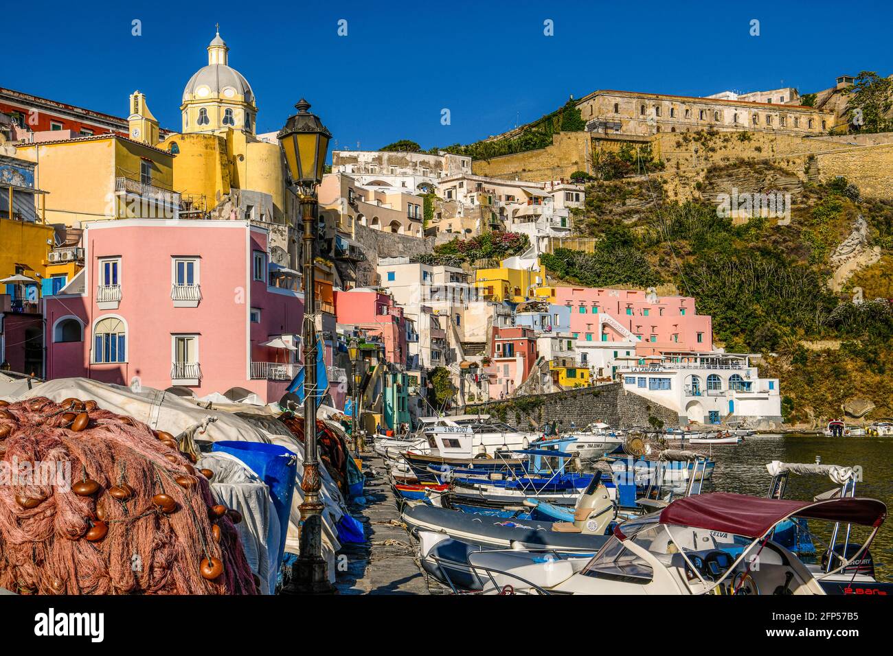 Italia Campania Isola di Procida Villaggio la Corricella - porto di pescatori Foto Stock