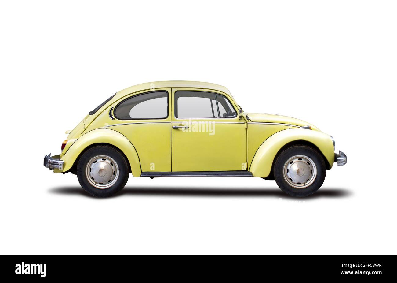 Vista laterale gialla classica VW Beatle isolata su sfondo bianco Foto Stock