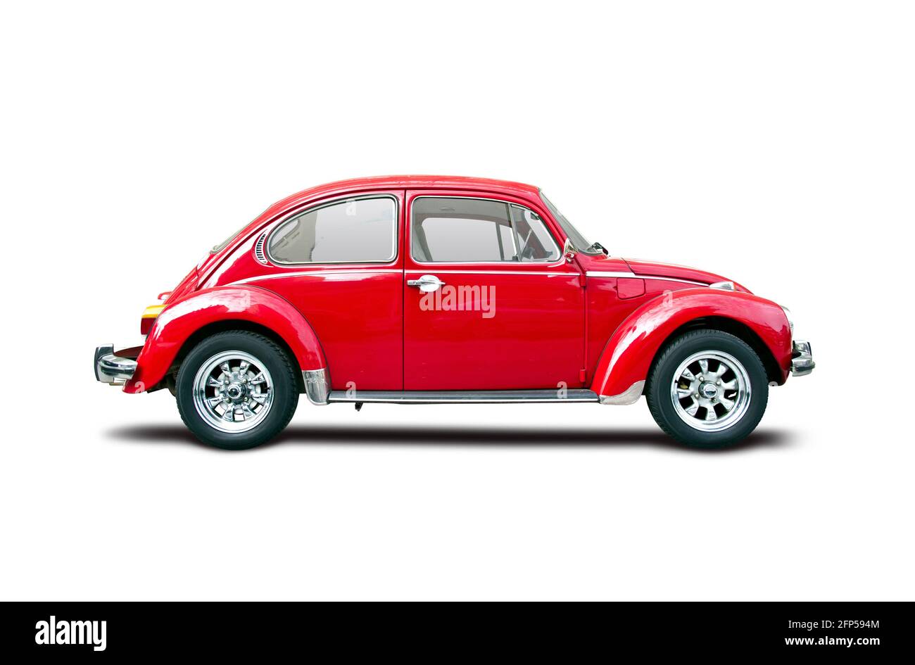 Vista laterale rossa classica VW Beatle isolata su sfondo bianco Foto Stock