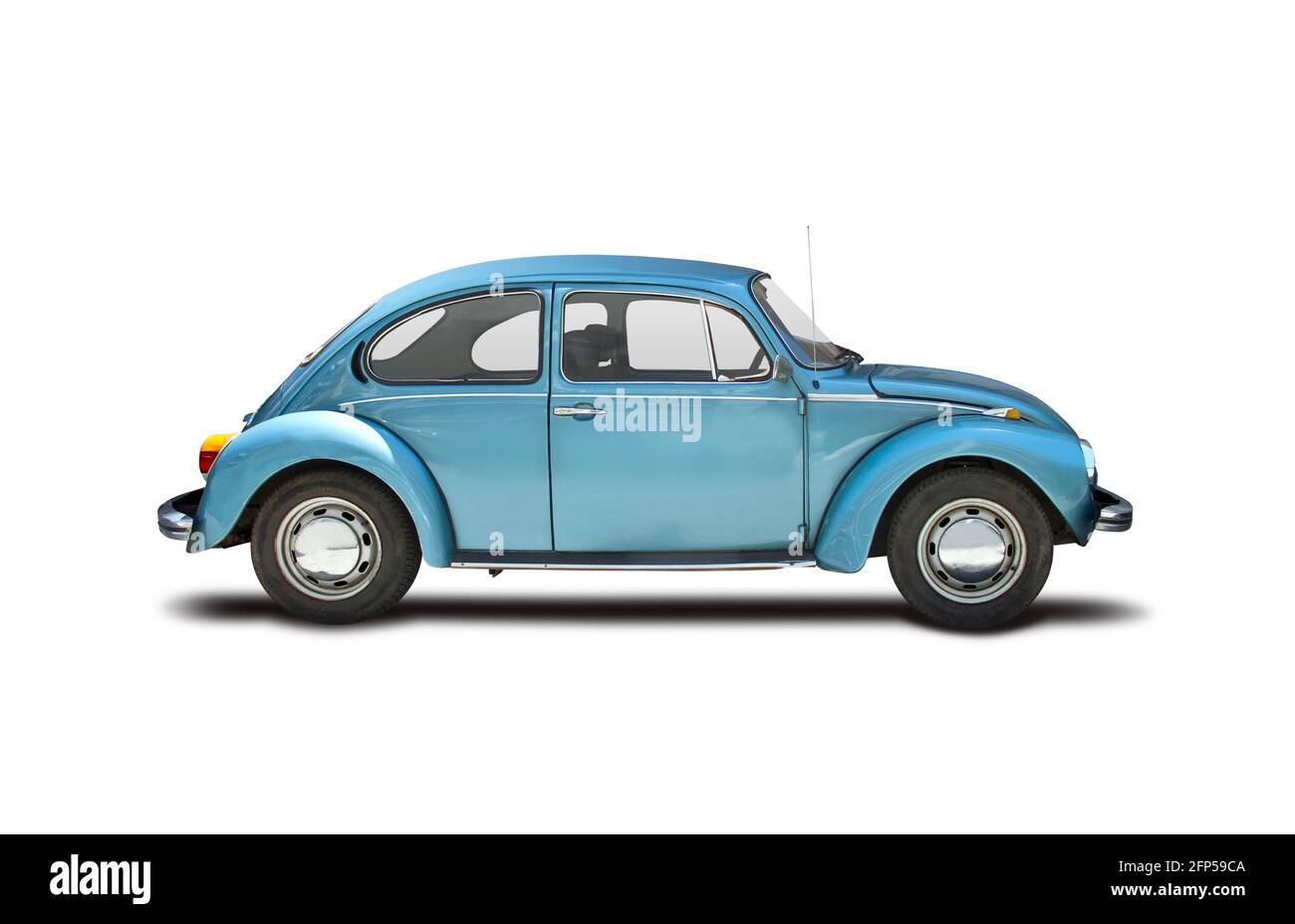 Vista laterale classica VW Beatle isolata su sfondo bianco Foto Stock