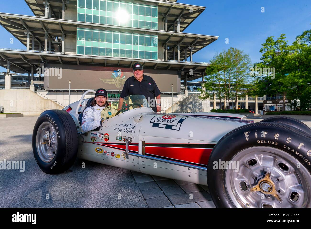 Indianapolis, Indiana, Stati Uniti. 20 maggio 2021. 4 volte vincitore di Indy500, AJ Foyt, Jr si pone con la sua auto vincente nel 1961 con il Trofeo Borg Warner e la sua entrata ABC Supply guidata da JR Hildebrand. Credit: Brian Spurlock Grindstone Media/ASP/ZUMA Wire/Alamy Live News Foto Stock