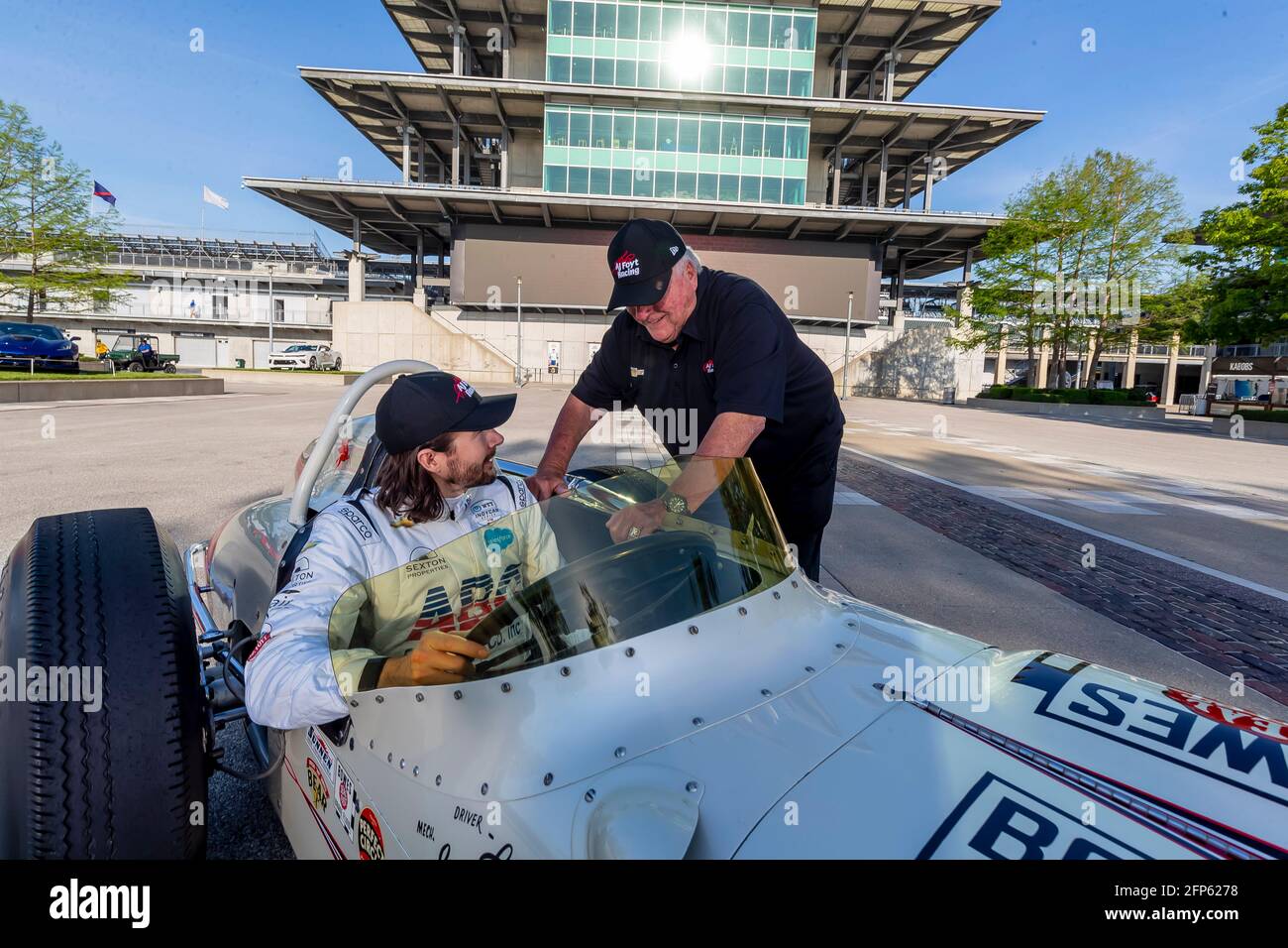 Indianapolis, Indiana, Stati Uniti. 20 maggio 2021. 4 volte vincitore di Indy500, AJ Foyt, Jr si pone con la sua auto vincente nel 1961 con il Trofeo Borg Warner e la sua entrata ABC Supply guidata da JR Hildebrand. Credit: Brian Spurlock Grindstone Media/ASP/ZUMA Wire/Alamy Live News Foto Stock