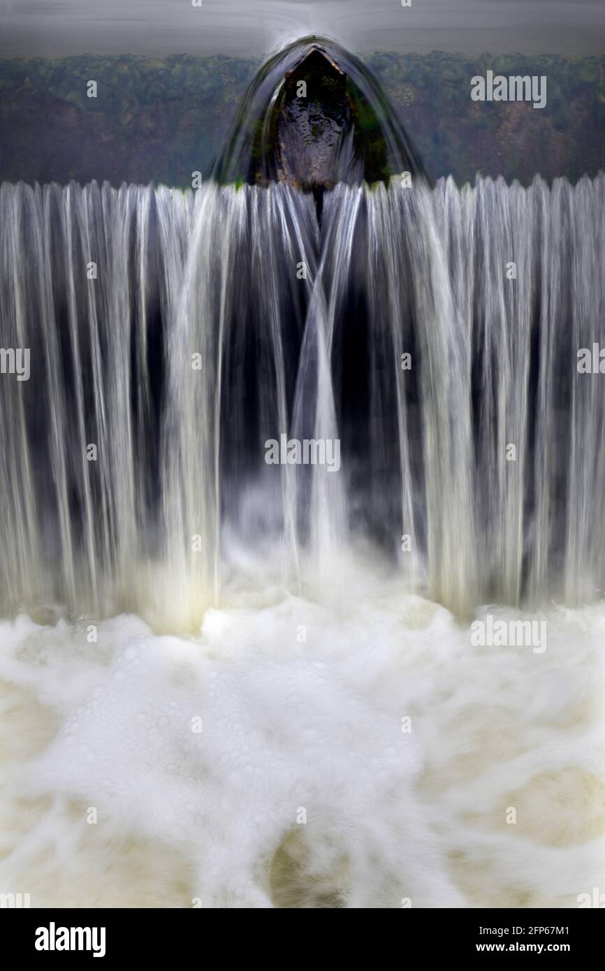 acqua dal fiume waveney che scorre su un cancello di sluice a ellingham norfolk inghilterra Foto Stock