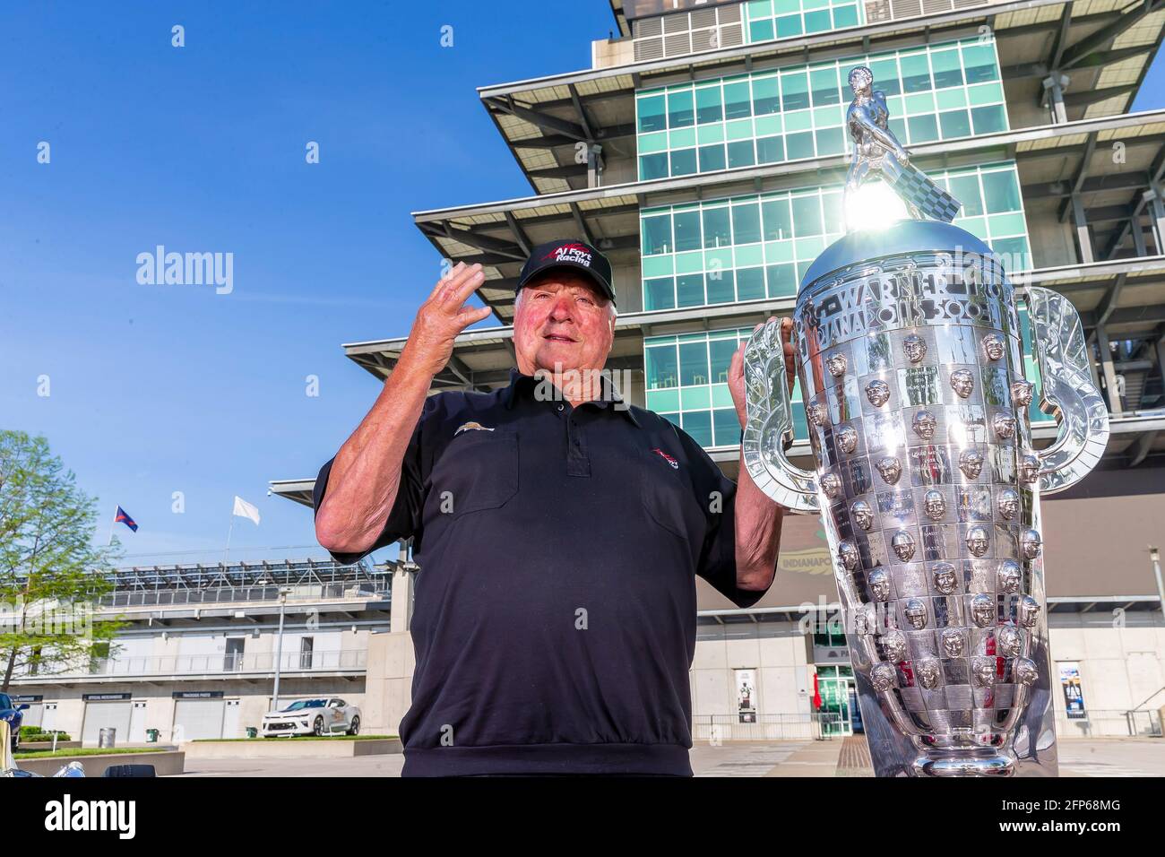 20 maggio 2021, Indianapolis, Indiana, USA: 4 volte vincitore Indy500, AJ Foyt, Jr si pone con la sua vettura vincente nel 1961 con il Trofeo Borg Warner e la sua entrata ABC Supply guidata da JR Hildebrand. (Immagine di credito: © Brian Spurlock Grindstone Media/ASP via ZUMA Wire) Foto Stock