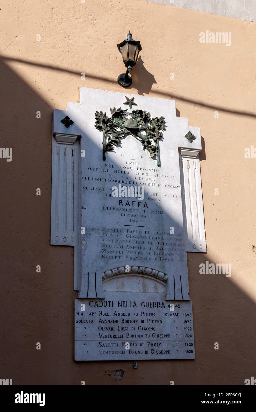 Un memoriale della prima guerra mondiale dedicato agli uomini di Raffa, Santa Maria la Vergine in un piccolo villaggio secolare situato a 3 km a ovest della città di Salo Foto Stock