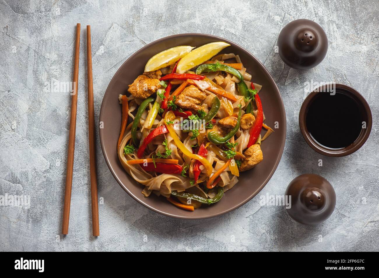 Tagliatelle di riso con pollo, soia e verdure, cucina asiatica. Foto Stock