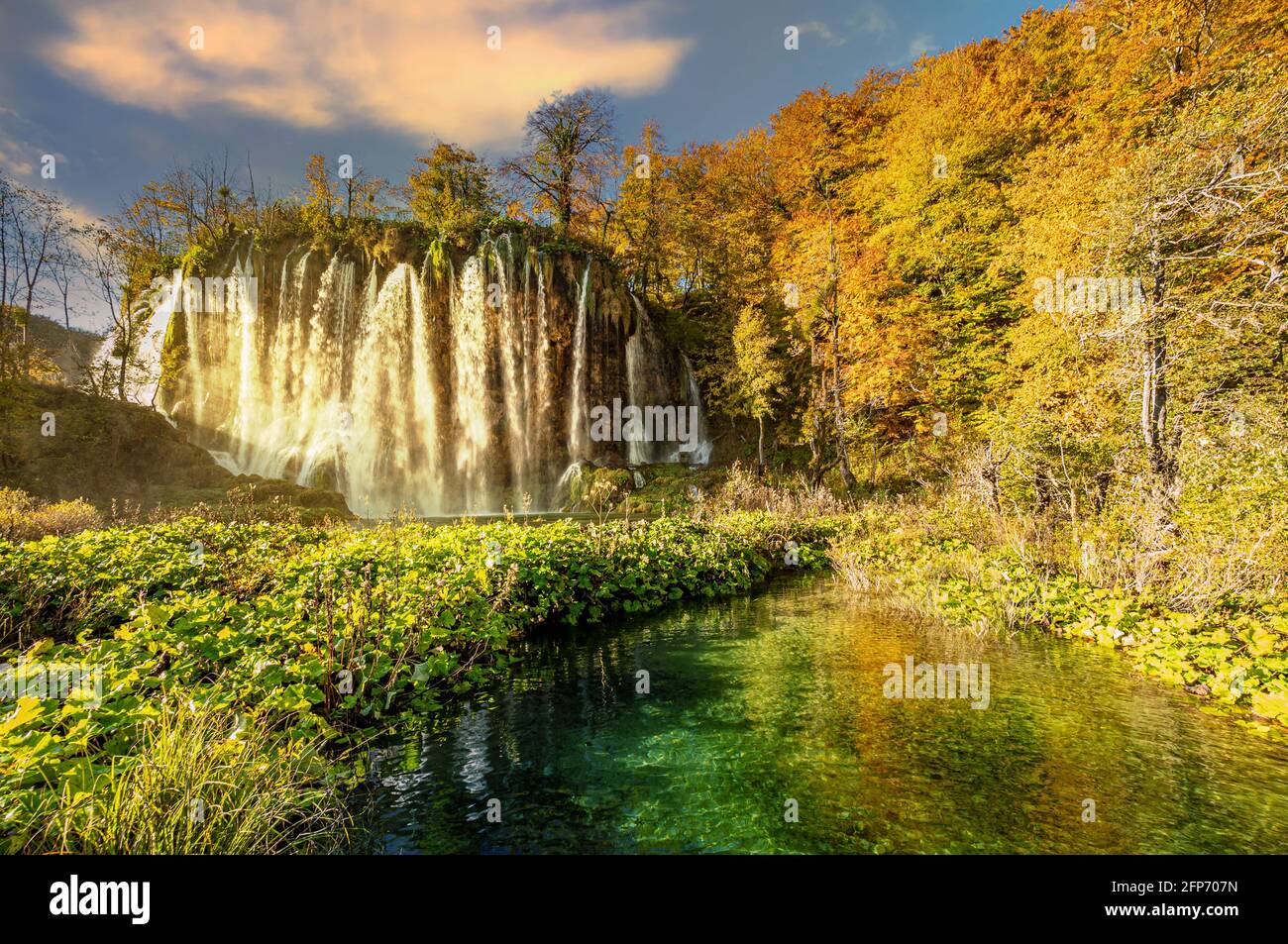 Belle cascate naturali e laghi smeraldo in Plitvice, Parco Nazionale della Croazia Foto Stock