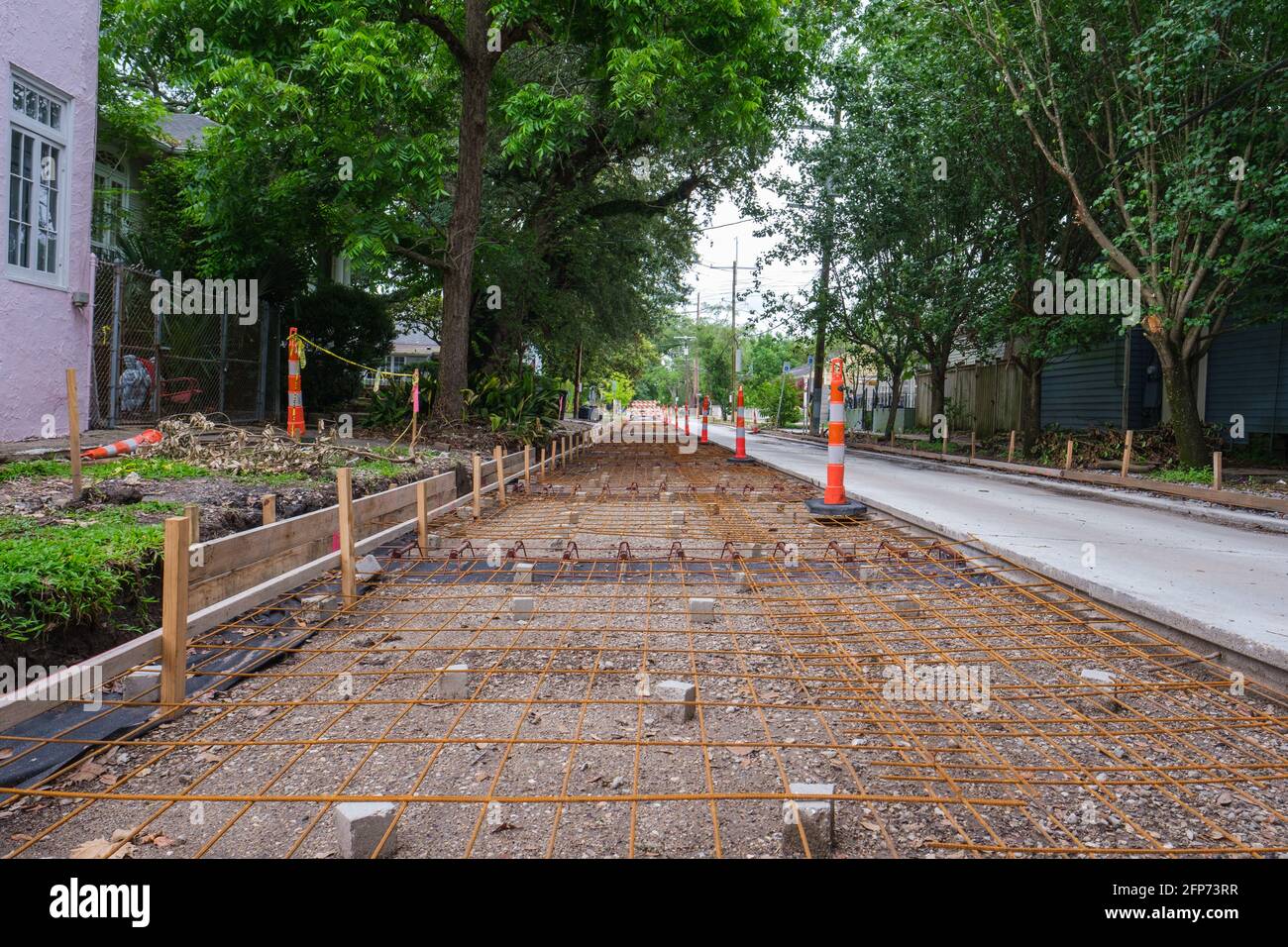 NEW ORLEANS, LA, Stati Uniti d'America - 18 MAGGIO 2021: Barra e supporti per la riparazione di strade in cemento su Uptown Neighborhood Street Foto Stock