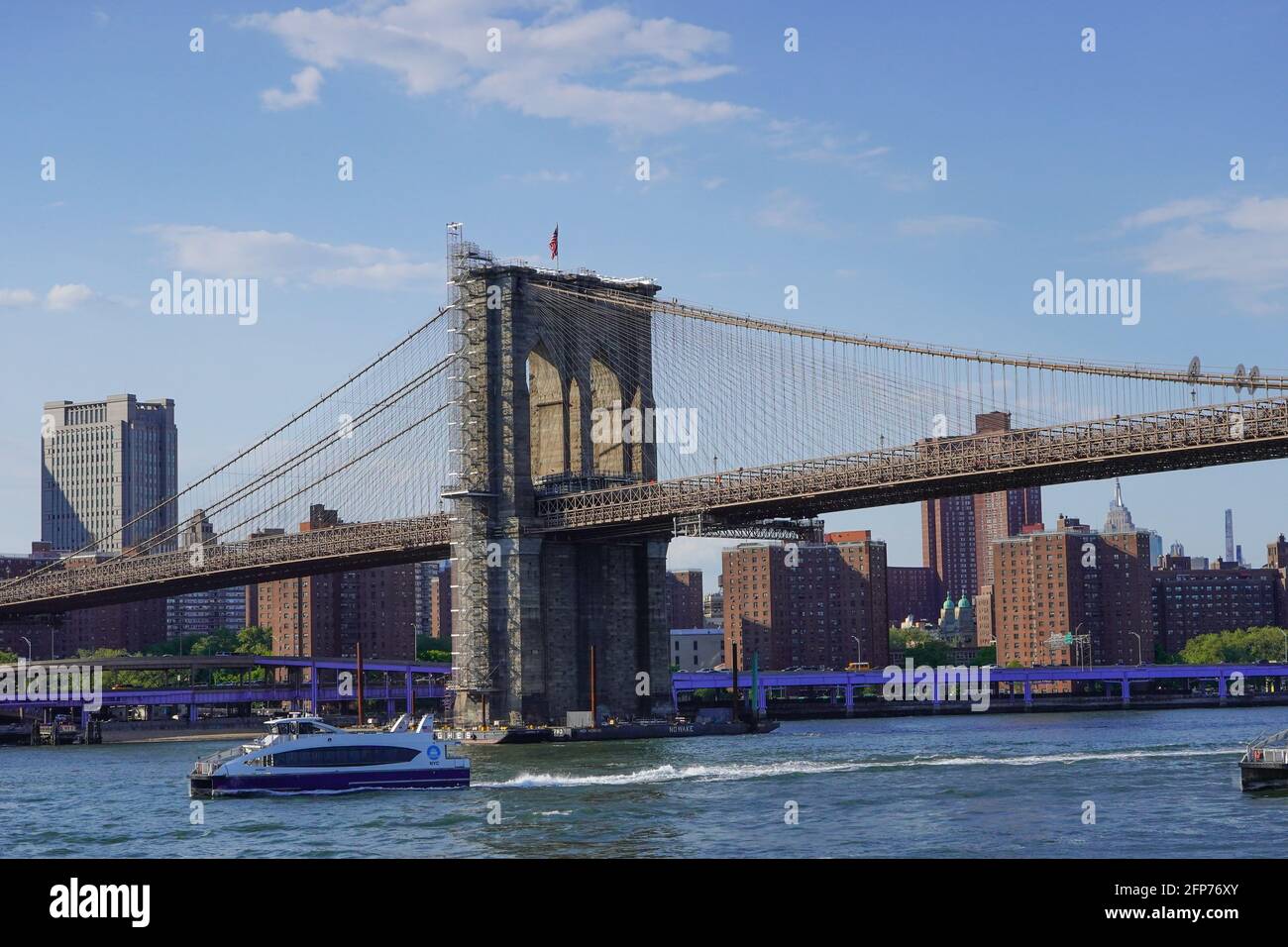 Fotografie atmosferiche di New York City, Brooklyn Bridge, Williamsburg Bridge, Lower Manhattan, Freedom Tower, Ellis Island, ponte di Manhattan, Statua della libertà, Herald Square, 34th Street, Greenpoint Williamsburg Waterfront Park, Red Hook Waterfront, Governors Island, Dumbo, Brooklyn Waterfront Greenway, Brooklyn Bridge Park, Grand Ferry Park, Brooklyn Barge, brooklyn Shore Promenade, NYC Ferry, Servizio di traghetto a New York, Servizio di traghetto. Foto di Jennifer Graylock-Graylock.com 917-519-7666 Foto Stock