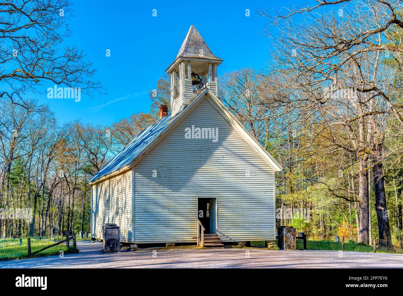 Ripresa orizzontale della primitiva Chiesa Battista a Cades Cove nel Great Smoky Mountains National Park. Foto Stock