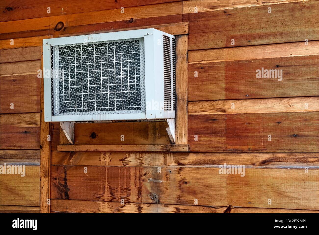 Immagine orizzontale di un condizionatore d'aria con finestra nella parete esterna di un edificio per la vendita al dettaglio. Foto Stock