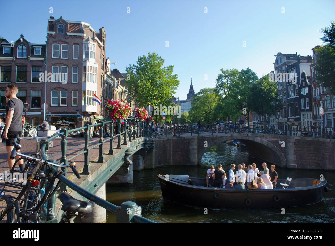 Amsterdam, Paesi Bassi - Giugno 27 2018: Gente e turisti che si recano ad Amsterdam per una giornata estiva Foto Stock