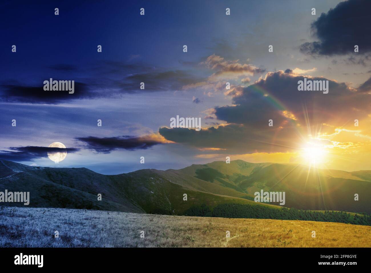 giorno e notte cambiare idea sopra il paesaggio di montagna in estate. prati erbosi sulle colline che si avvolono nella lontana vetta sotto il cielo con il sole Foto Stock