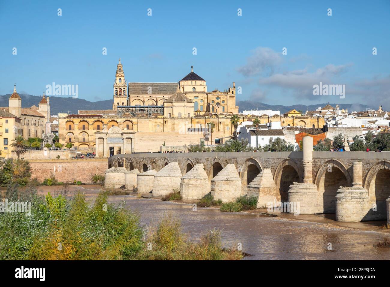 Ponte Puente Romano e Moschea-Cattedrale di Cordova, Andalusia, Spagna Foto Stock