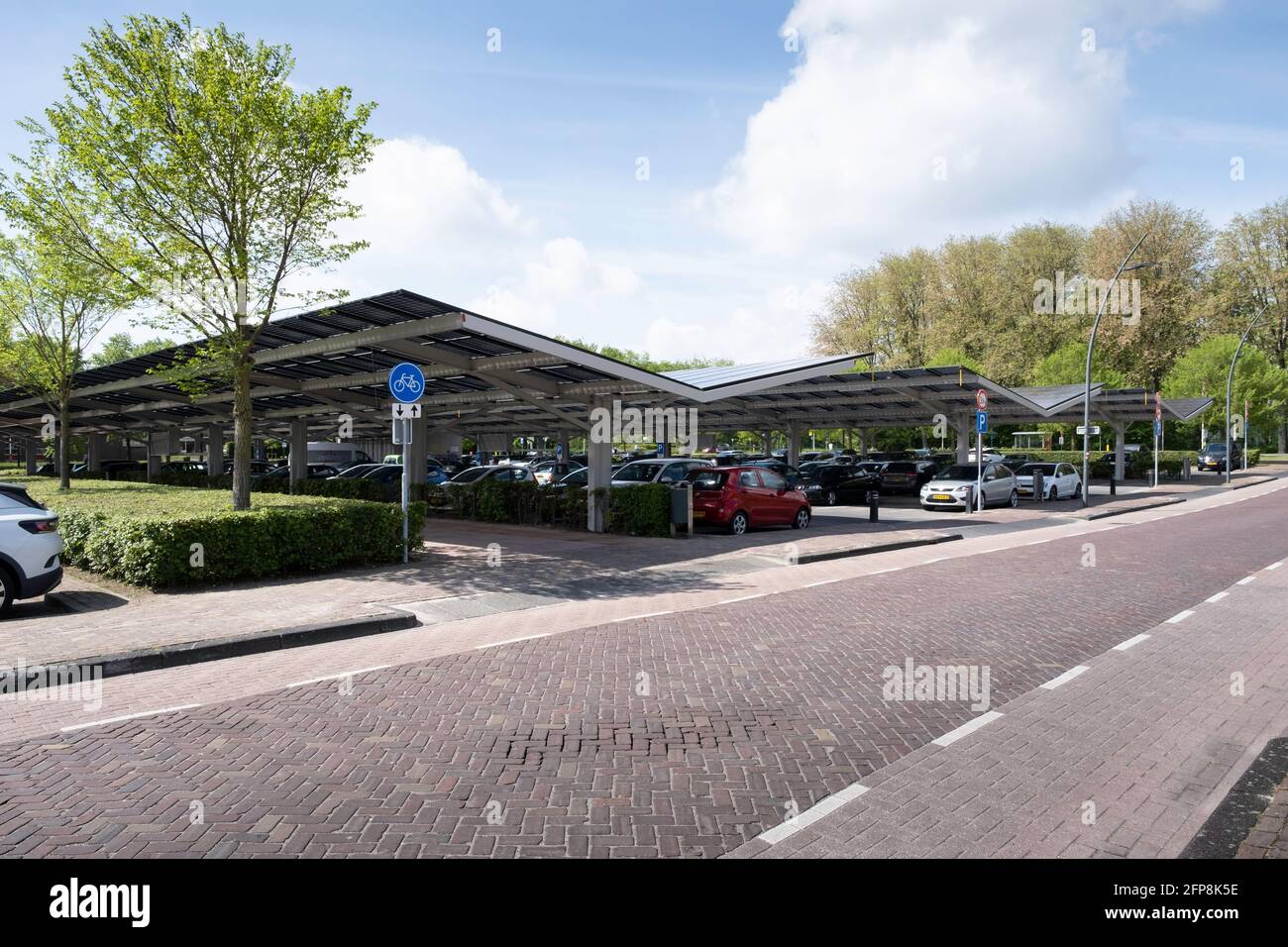 Pannelli solari installati sulla tettoia di un parcheggio auto nel centro della città olandese Dronten. Energia sostenibile e ombra Foto Stock