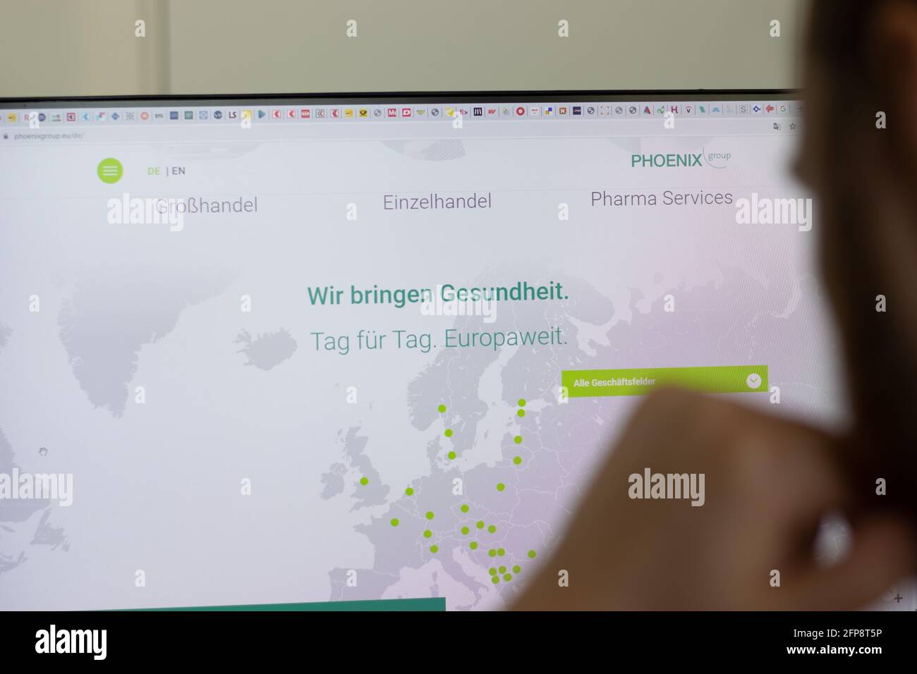 New York, USA - 1 maggio 2021: Sito web della Phoenix Pharmahandel Company su schermo, Editoriale illustrativo Foto Stock