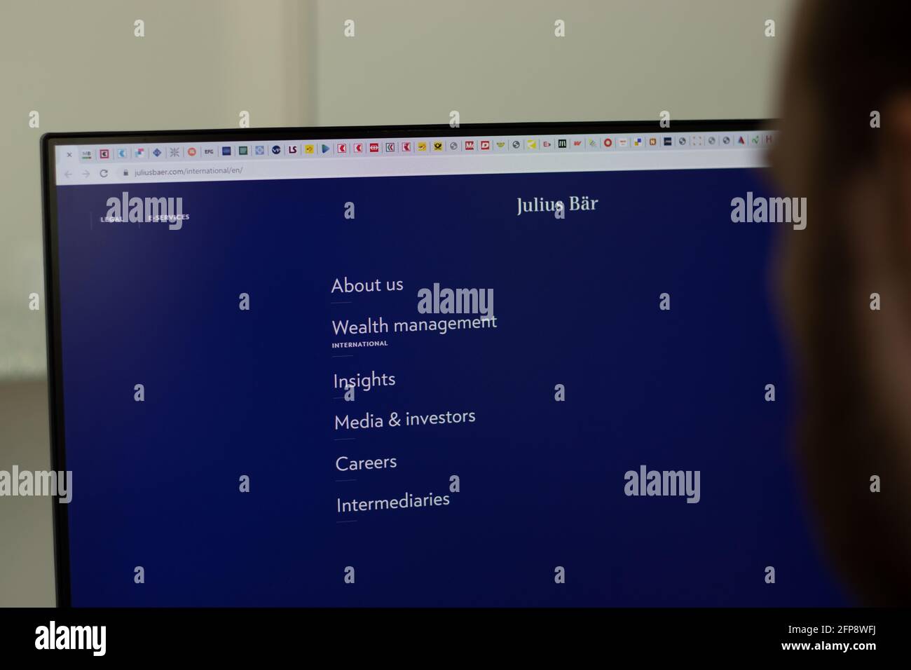New York, USA - 1 maggio 2021: Sito web della società Julius Baer Group su schermo, Editoriale illustrativo Foto Stock