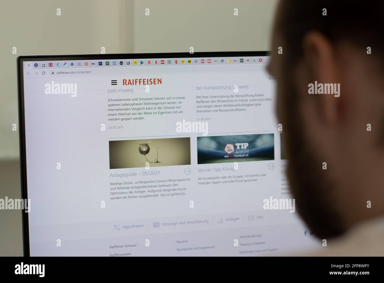 New York, USA - 1 maggio 2021: Sito web della società Raiffeisen Svizzera su schermo, Editoriale illustrativo Foto Stock
