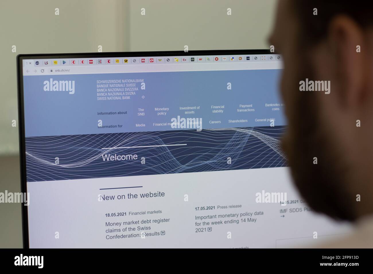 New York, USA - 1 maggio 2021: Sito web della Società della Banca nazionale svizzera su schermo, Editoriale illustrativo Foto Stock