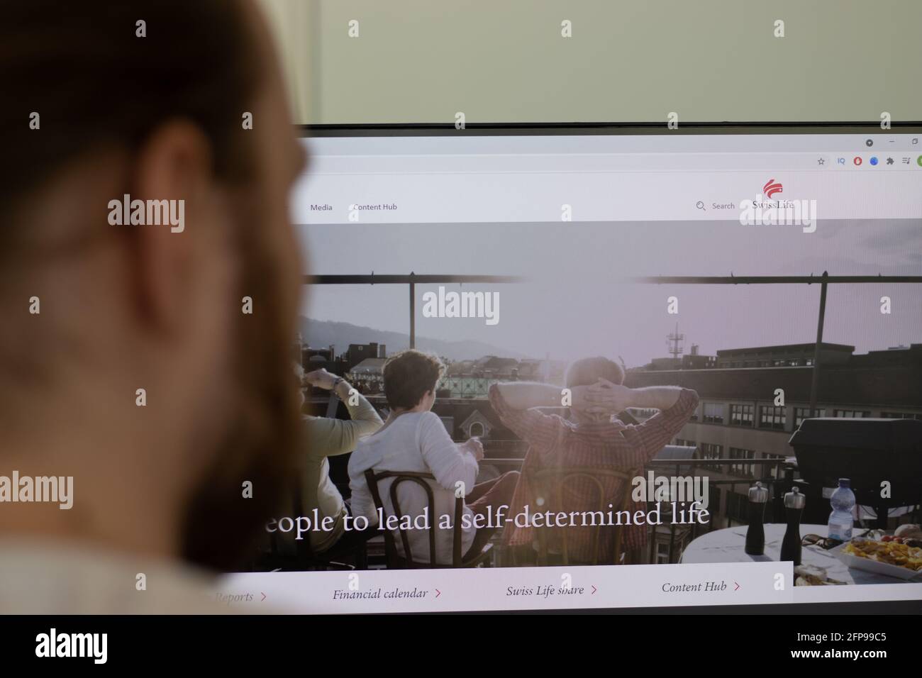 New York, USA - 1 maggio 2021: Sito web della società Swiss Life sullo schermo, Editoriale illustrativo Foto Stock