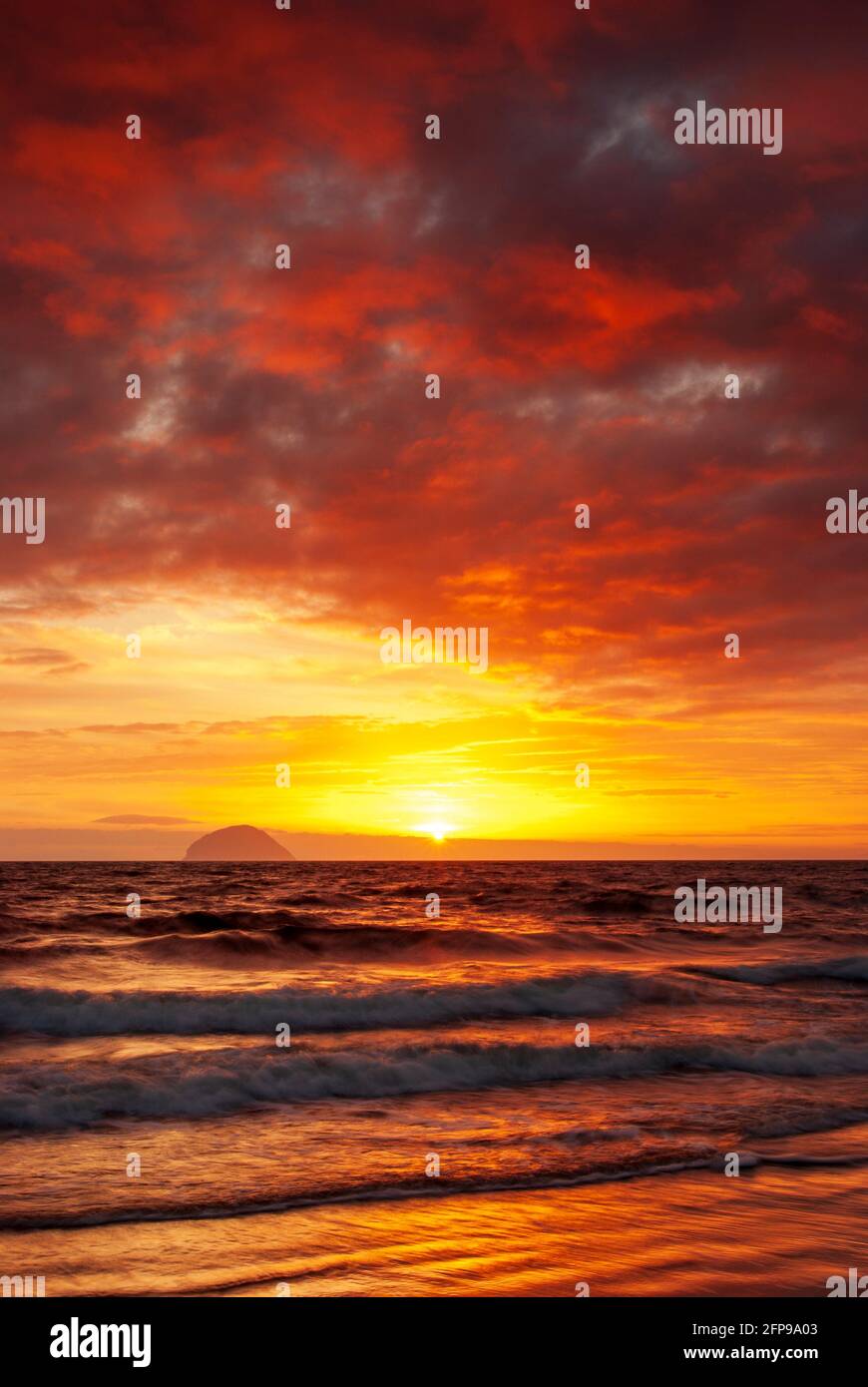 Un tramonto mozzafiato a Lendalfoot sulla costa dell'Ayrshire con Ailsa Craig sullo sfondo. Foto Stock