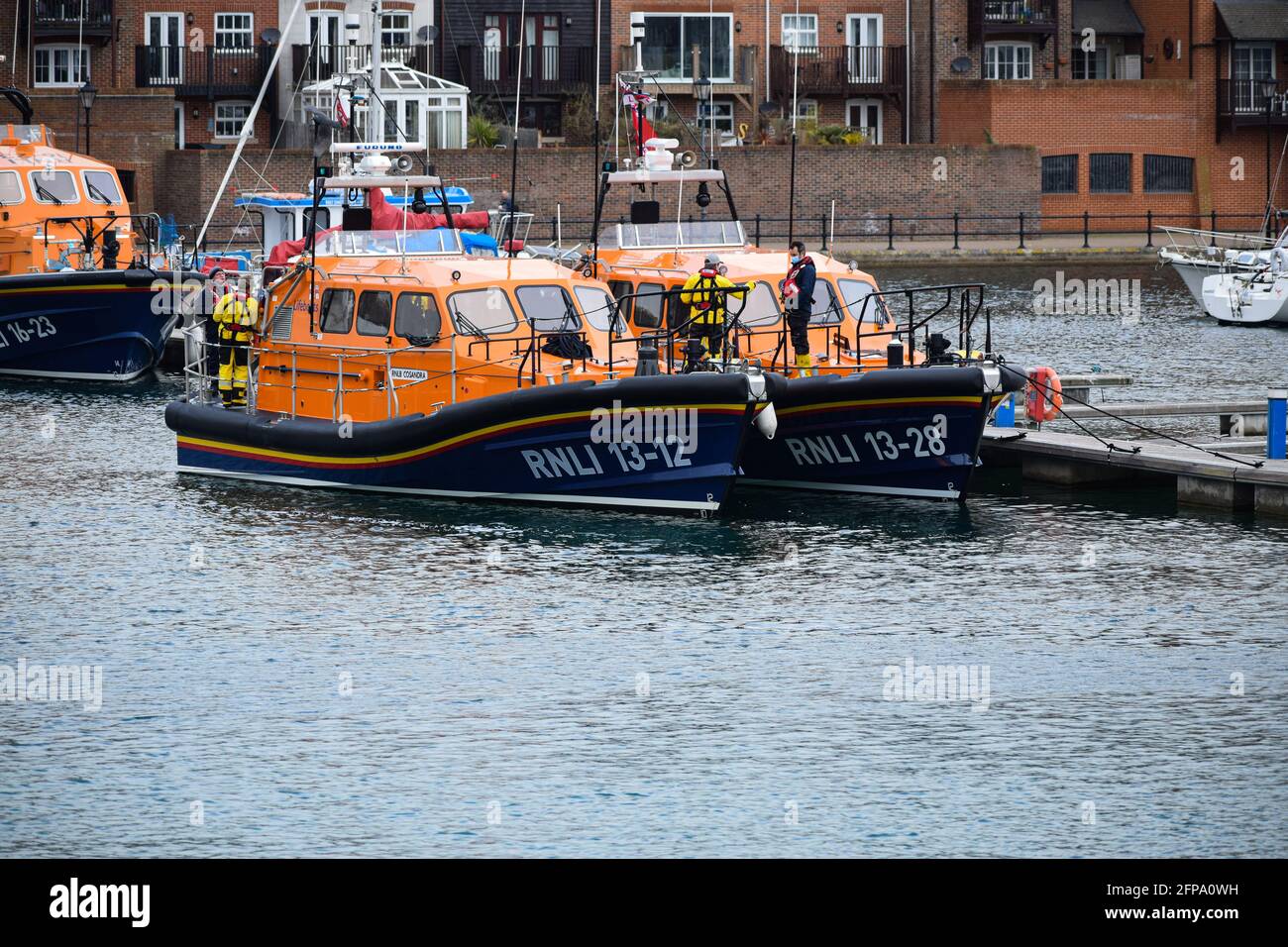 RNLI Shannon Class Lifeboat 13 - 12 e 13 - 28 ormeggiate l'una accanto all'altra Foto Stock