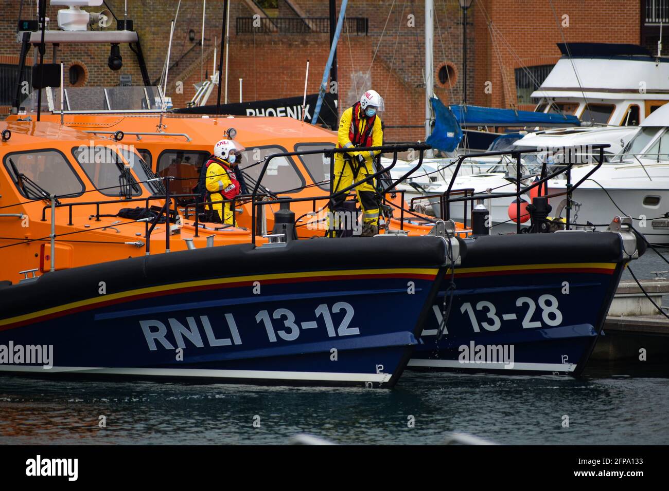 RNLI Shannon Class Lifeboat 13 - 12 e 13 - 28 ormeggiate l'una accanto all'altra Foto Stock