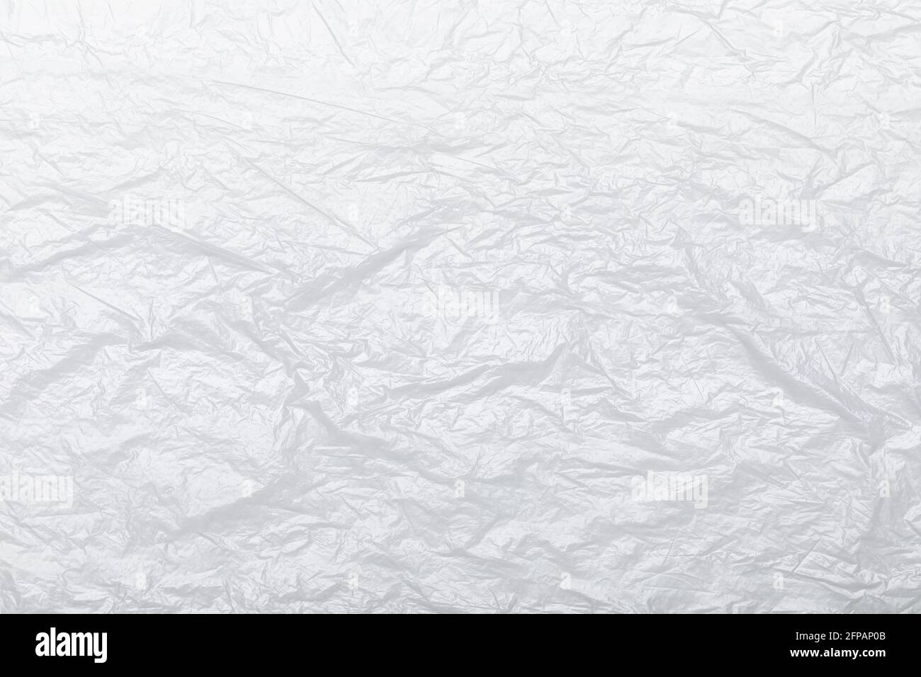Involucro di plastica in polietilene stropicciato su fondo bianco Foto Stock