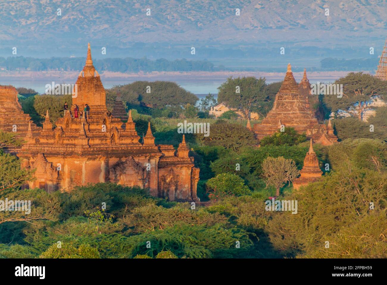 BAGAN, MYANMAR - 8 DICEMBRE 2016: I turisti osservano l'alba da un tempio a Bagan, Myanmar Foto Stock