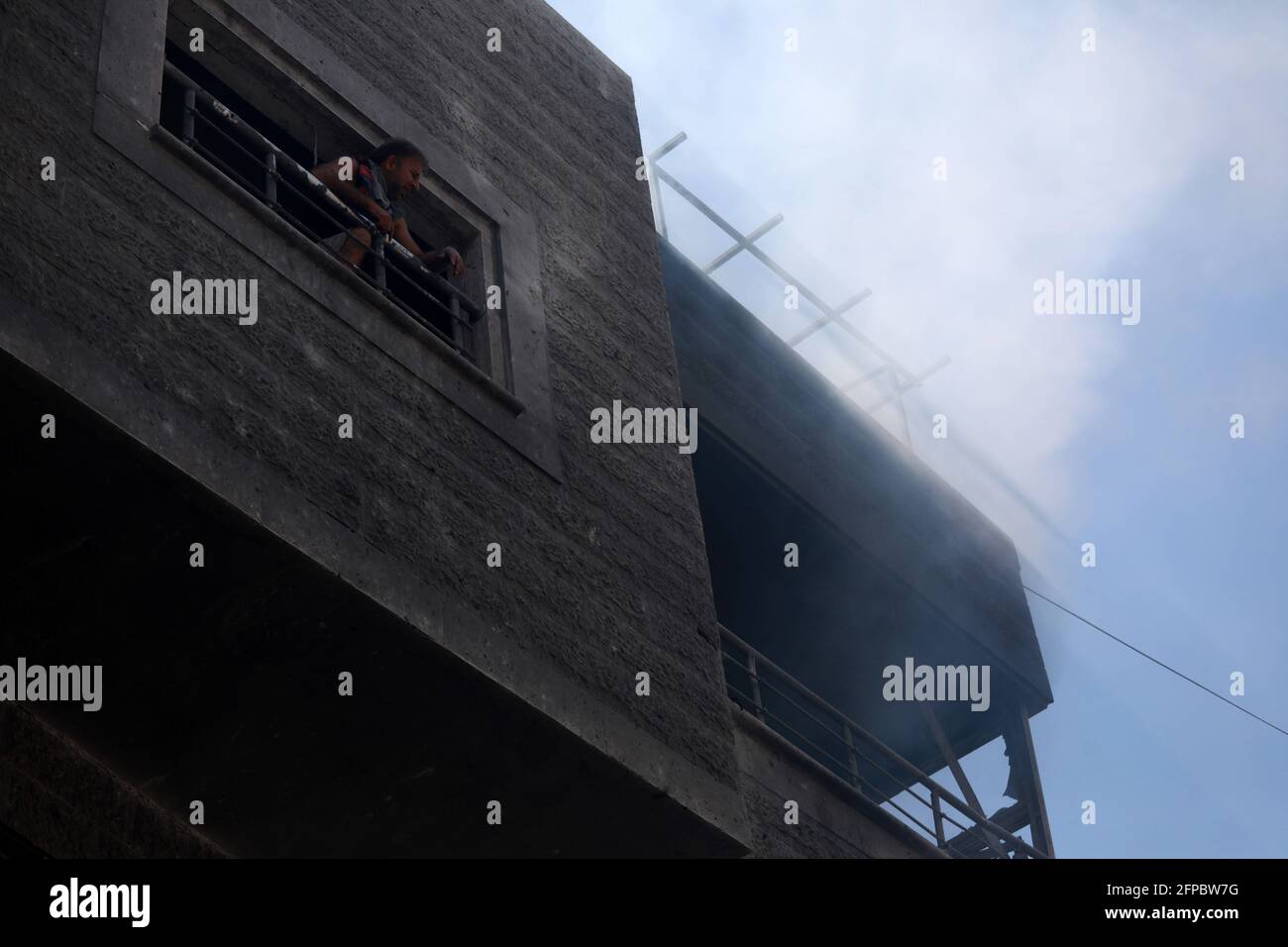 Il fumo aumenta a seguito di attacchi aerei israeliani su un edificio. Gaza. Foto Stock