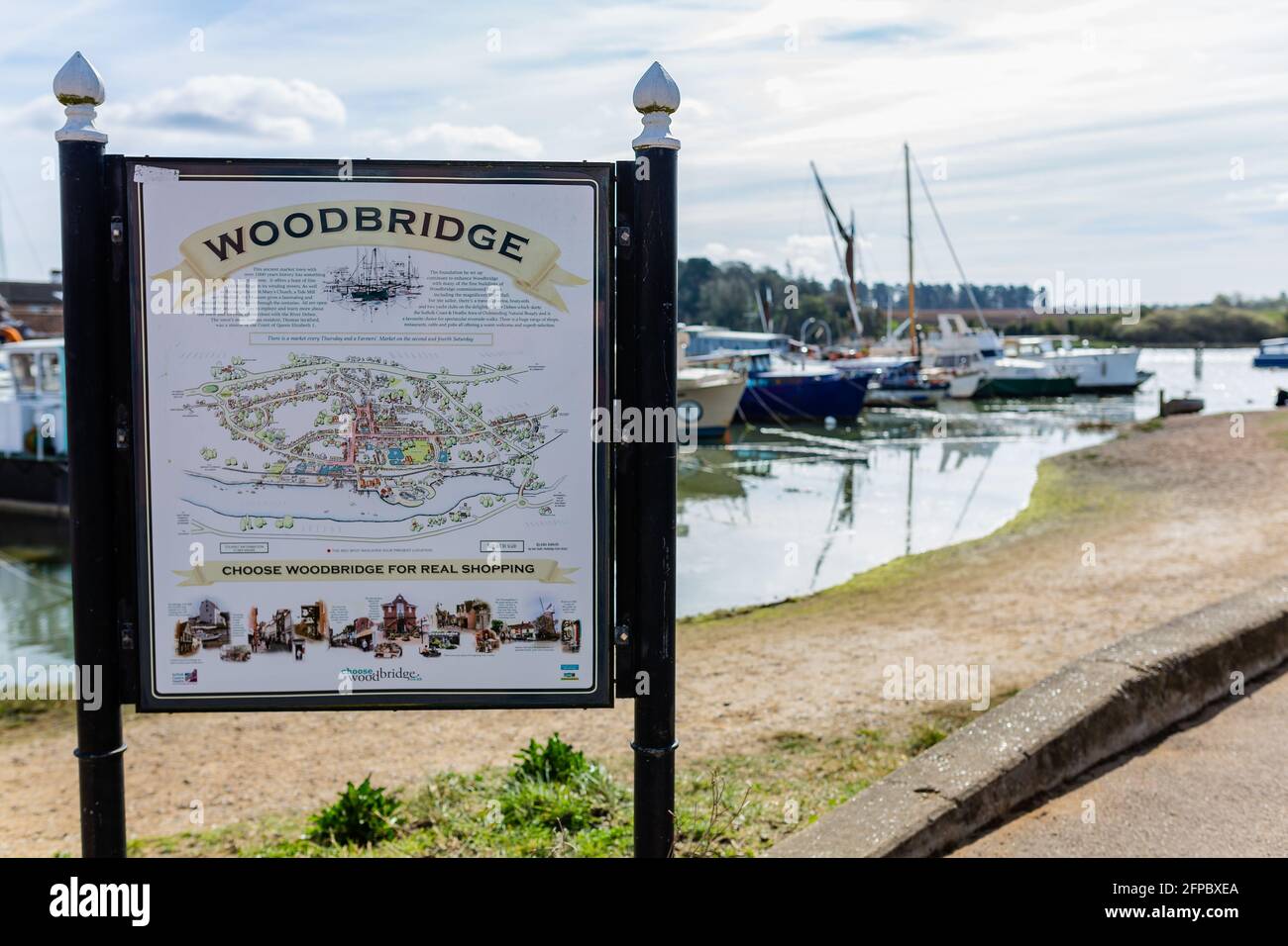 Woodbridge, Suffolk, UK aprile 09 2021: Un cartello informativo che mostra la mappa della città di Woodbridge Foto Stock