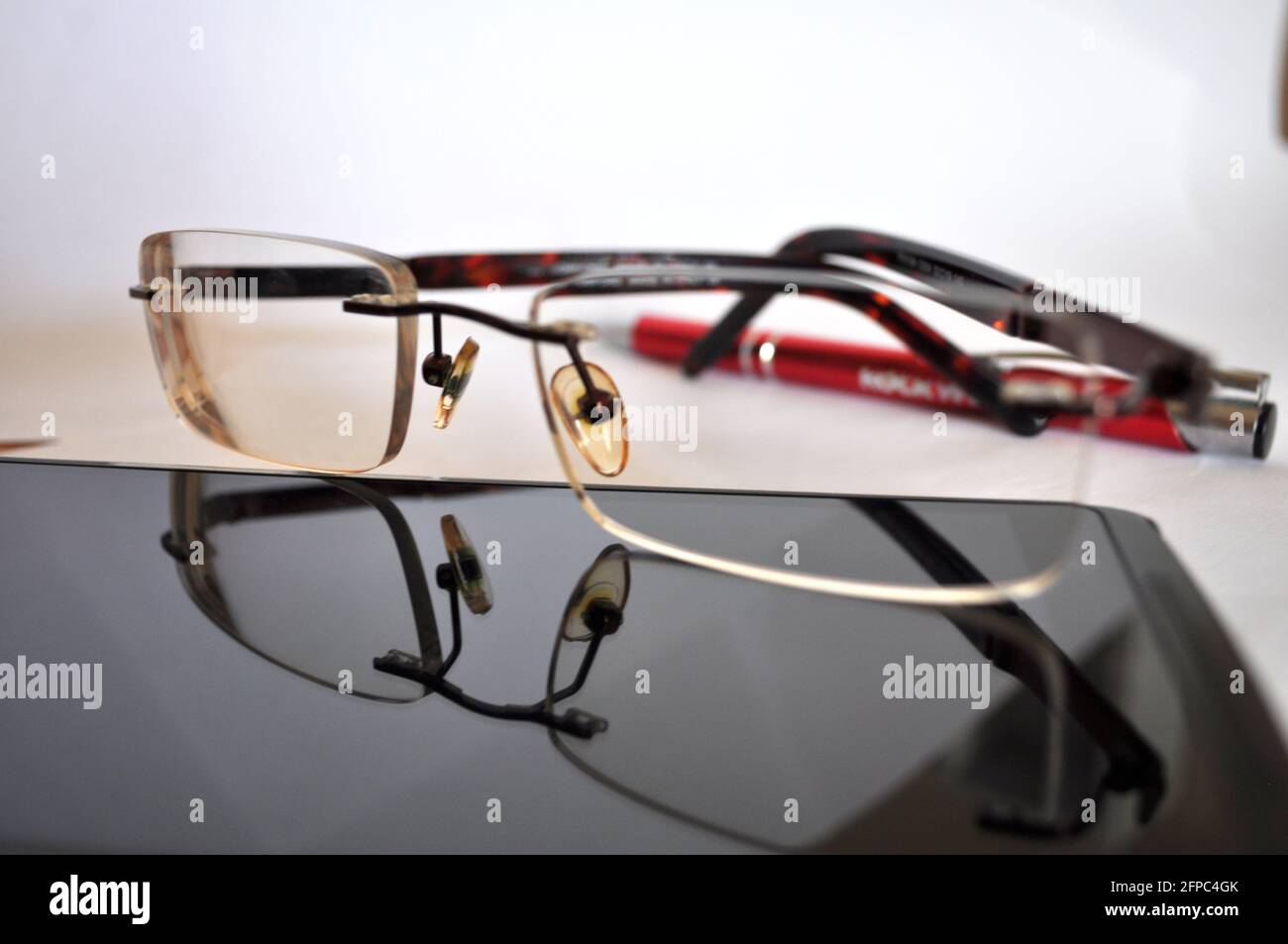 Questa immagine è fatta per editoriali su affari o altri scopi che indicano l'uso di occhiali e il telefono. Foto Stock