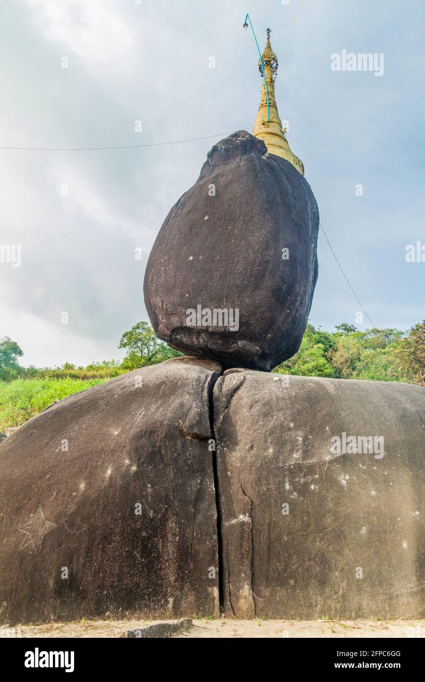 Piccolo stupa su una roccia vicino al Monte Kyaiktiyo Golden Rock , Myanmar Foto Stock