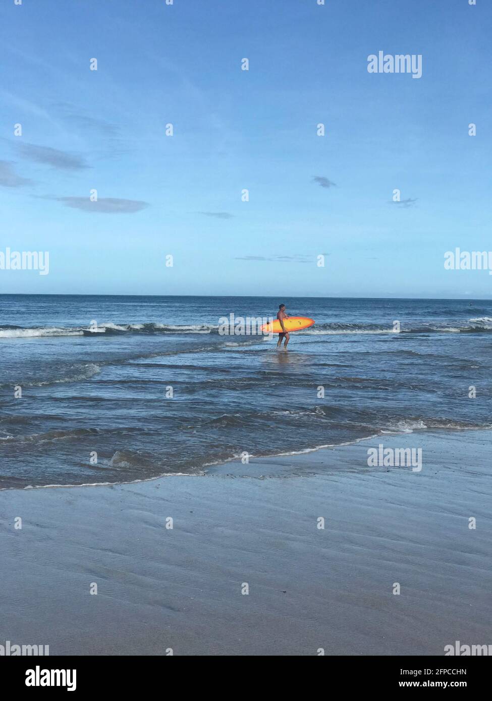 Surfista in spiaggia a Tamarindo, Costa Rica Foto Stock