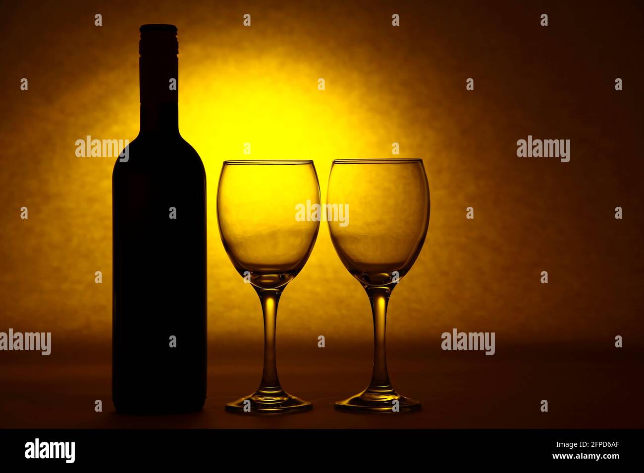 Silhouette di una bottiglia di vino rosso e due vini vuoti occhiali Foto Stock