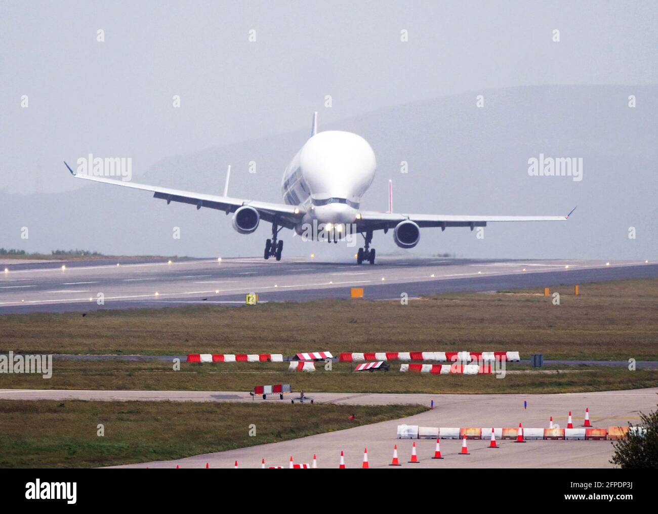 Cornwall UK, Newquay Cornwall Airport, l'aeroporto designato G7 ha  sperimentato una paura come il più grande aereo commerciale del mondo, il  Beluga airbus è stato catturato da venti di gale force cross