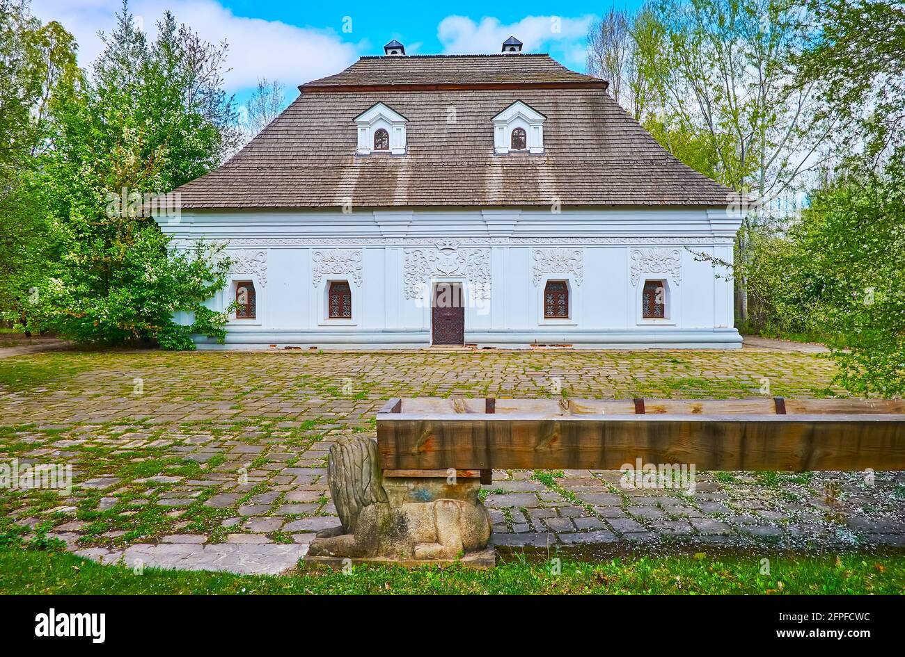I terreni della tenuta di Sotnyk (ufficiale militare di Cossack) con palazzo, giardino e trogolo di legno in primo piano, Mamajeva Sloboda Cossack Vil Foto Stock