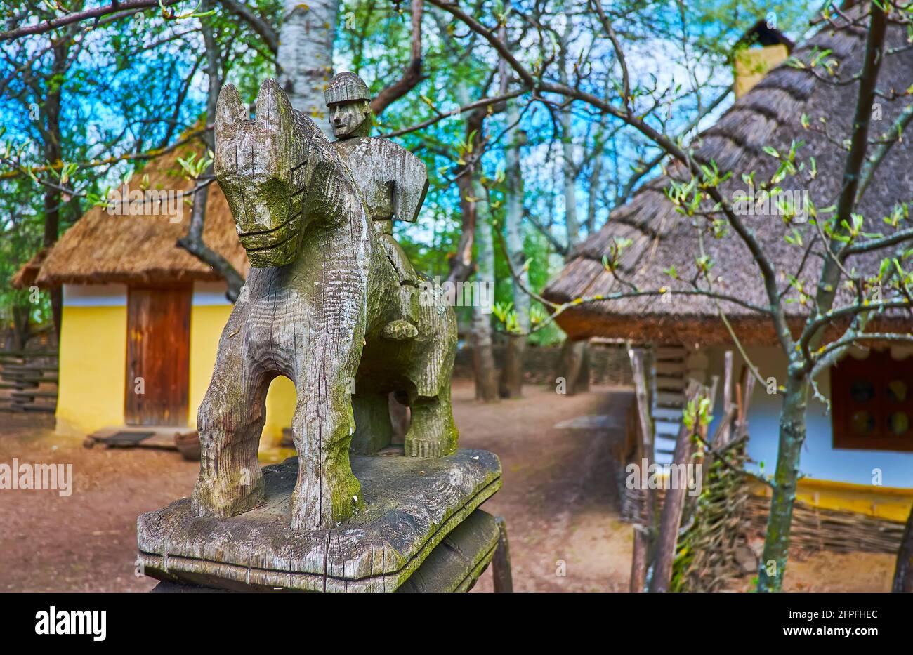 Il wicket della vecchia tenuta di Blacksmith è decorato con sculture di cavaliere in legno, Mamajeva Sloboda Cossack Village scansen, Kyiv, Ucraina Foto Stock