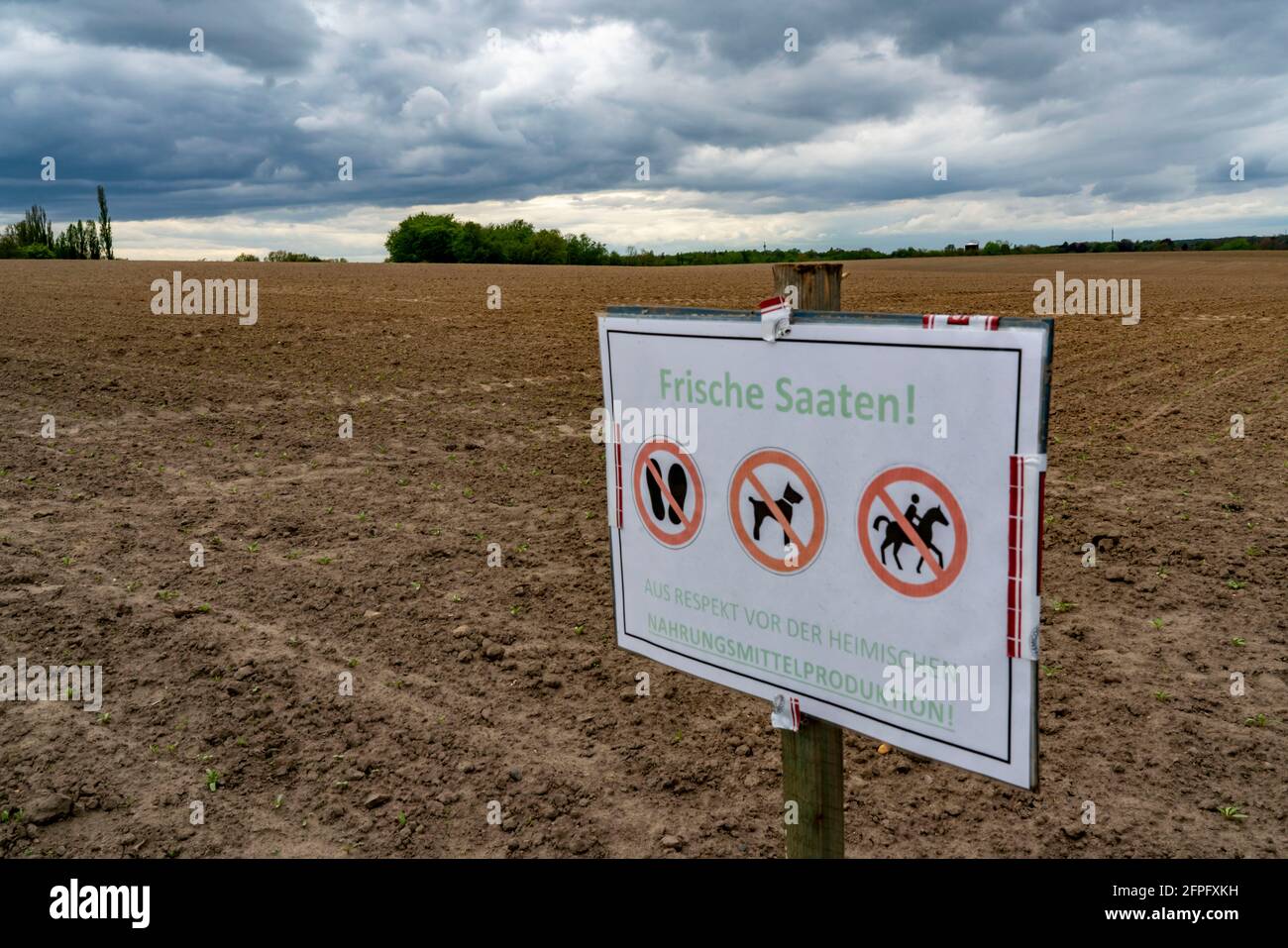 Firma su un campo dove sono appena state seminate colture fresche, con la richiesta di non entrare nel campo a causa della semina, Mülheim an der Ruhr, NRW, tedesco Foto Stock