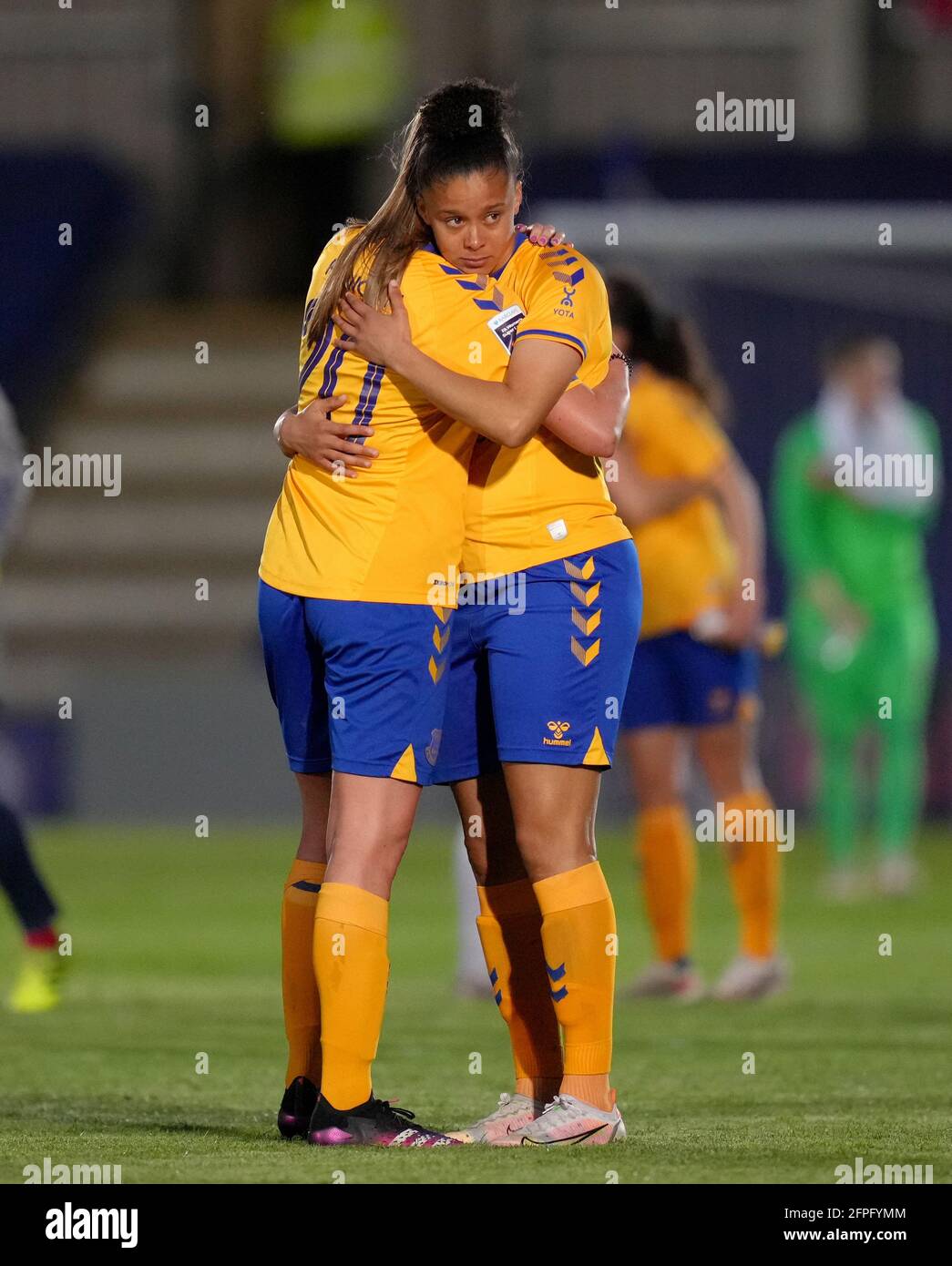 La Chantelle Boye-Hlorkah di Everton (a destra) appare sviata con il compagno di squadra Megan Finnigan dopo la partita del quinto round della Vitality Women's fa Cup a Kingsmeadow, Londra. Data immagine: Giovedì 20 maggio 2021. Foto Stock