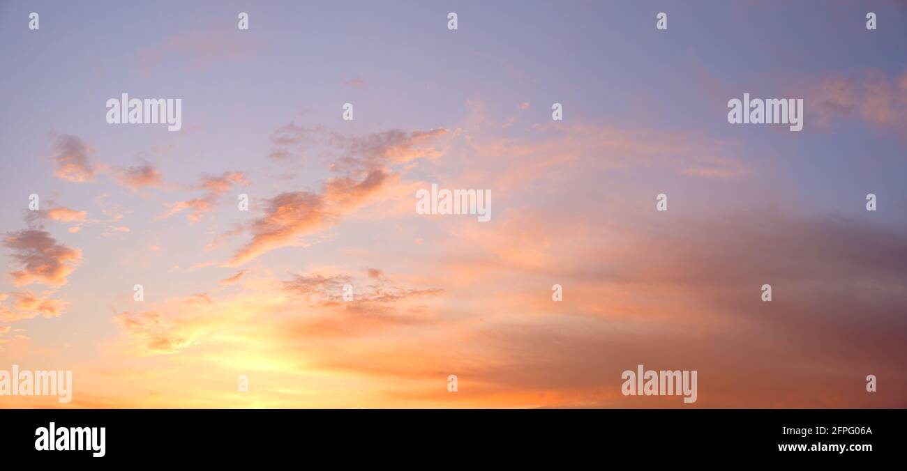 Cielo sfondo, cielo nuvoloso sfondo astratto, sole sopra l'orizzonte Foto Stock